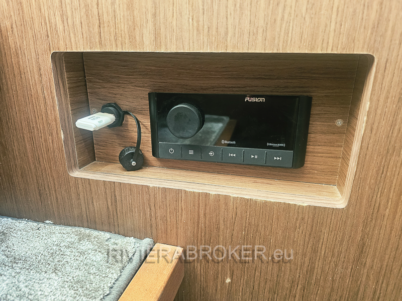 jeanneau-cap-camarat-10.5-WA-serie3-RIVIERABROKER-17